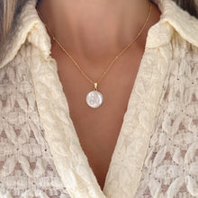 Cargar imagen en el visor de la galería, Collar Llena de Gracia con dije de ángel en madreperla y cadena satélite enchapada en oro 18k sobre blusa de encaje