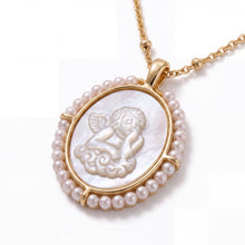 Load image into Gallery viewer, Collar Llena de Gracia con medalla ovalada de ángel en madreperla, bisel de oro 18k y borde de perlas naturales.