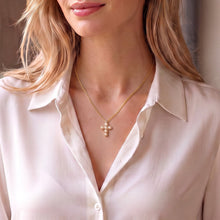 Load image into Gallery viewer, Collar Llena de Gracia con dije de cruz pequeña de perlas naturales y bisel en baño de oro 14k sobre modelo
