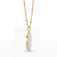 Load image into Gallery viewer, Collar Llena de Gracia con medalla redonda de Jesús Nazareno en madre perla y bisel chapado en oro de 18k