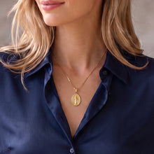 Load image into Gallery viewer, Collar Llena de Gracia con dije de la Virgen Milagrosa en oro 18k, diseño elegante y atemporal sobre camisa azul.