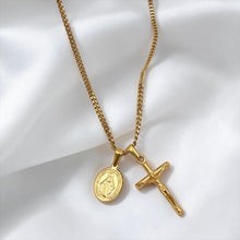 Load image into Gallery viewer, Cadena cubana Llena de Gracia chapada en oro 18k con dije de la Virgen Milagrosa y crucifijo, diseño unisex elegante.