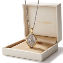 Load image into Gallery viewer, Collar Llena de Gracia con dije del Sagrado Corazón en plata esterlina y marco chapado en oro 18k en caja de regalo.