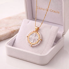 Cargar imagen en el visor de la galería, Collar Llena de Gracia con medalla de San Benito en plata y oro 18k rodeada de perlas en estuche de regalo.