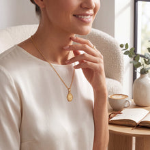 Load image into Gallery viewer, Collar Llena de Gracia con dije de Virgen Milagrosa en filigrana de oro 14k sobre mujer con blusa blanca