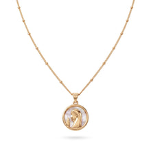 Cargar imagen en el visor de la galería, Collar Llena de Gracia con dije de Virgencita rezando en cristal de madre perla y bisel de oro 18k con cadena satélite