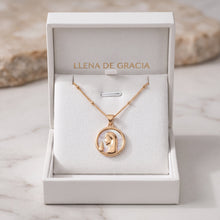 Cargar imagen en el visor de la galería, Collar Llena de Gracia con dije de Virgencita rezando en cristal de madre perla y bisel de oro 18k en estuche blanco