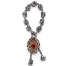 Load image into Gallery viewer, Detente del Sagrado Corazón de Jesús Llena de Gracia con medalla bordada en muranos y cordón gris hecho a mano