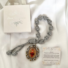 Load image into Gallery viewer, Detente del Sagrado Corazón de Jesús Llena de Gracia con medalla bordada en muranos y cordón plateado ajustable.