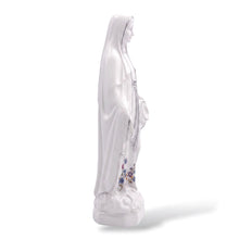 Cargar imagen en el visor de la galería, Figura decorativa de la Virgen María Milagrosa Llena de Gracia en color blanco con detalles florales y plata