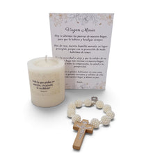 Cargar imagen en el visor de la galería, Kit de oración Llena de Gracia con vela aromática, denario de perlas y tarjeta con oración a la Virgen del Carmen