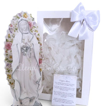 Load image into Gallery viewer, Kit de regalo Llena de Gracia con figura de resina de la Virgen de Guadalupe, denario, vela y tarjeta de oración.