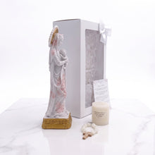 Load image into Gallery viewer, Kit de regalo Llena de Gracia con figura de la Virgen de la Salud en resina marfil, denario, vela y tarjeta de oración