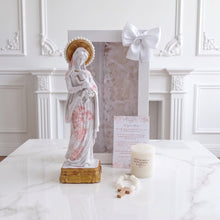 Load image into Gallery viewer, Virgen María de la Salud, vela, denario y tarjeta en caja blanca.