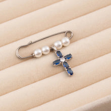 Cargar imagen en el visor de la galería, Pin Llena de Gracia de plata esterlina con cruz de cristales celestes y perlas, ideal para bautizos y comuniones.