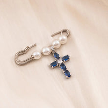 Cargar imagen en el visor de la galería, Pin Llena de Gracia con cruz de cristales celestes y perlas blancas en plata esterlina para bautizos y comuniones