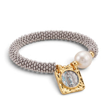 Cargar imagen en el visor de la galería, Pulsera elástica Llena de Gracia con cuentas plateadas, perla natural y escapulario dorado de la Virgen de Guadalupe.