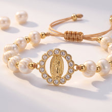 Cargar imagen en el visor de la galería, Pulsera Llena de Gracia con perlas naturales, dije de Virgen de Guadalupe en baño de oro y detalles de cristales