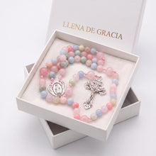 Cargar imagen en el visor de la galería, Rosario católico Llena de Gracia con cuentas de porcelana acrílica en tonos pastel y crucifijo plateado en caja regalo