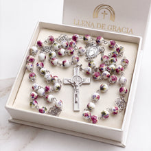 Cargar imagen en el visor de la galería, Rosario católico Llena de Gracia con cuentas de porcelana blanca y flores lilas en caja de regalo elegante