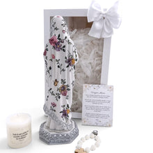 Load image into Gallery viewer, Kit de regalo Llena de Gracia con figura de Virgen La Dolorosa en resina marfil, vela, denario y tarjeta de oración.