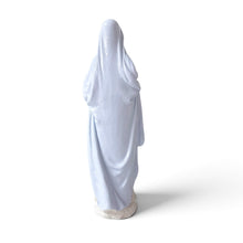 Cargar imagen en el visor de la galería, Figura de la Virgen Dulce Espera Llena de Gracia en resina color celeste, vista posterior de la estatua religiosa.