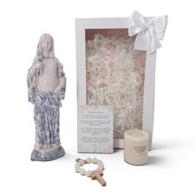 Cargar imagen en el visor de la galería, Kit de regalo Llena de Gracia con figura de Virgen de la Dulce Espera, vela, denario y tarjeta en caja decorativa