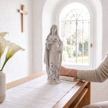 Cargar imagen en el visor de la galería, Figura de la Virgen de la Dulce Espera Llena de Gracia en resina marfil con detalles celestes y flores pintadas