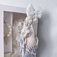 Cargar imagen en el visor de la galería, Figura de resina Llena de Gracia Virgen de la Dulce Espera con detalles azules en caja de regalo con denario y vela