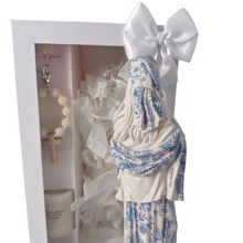 Cargar imagen en el visor de la galería, Figura de resina Llena de Gracia Virgen de la Dulce Espera con estampado floral azul en caja de regalo con accesorios