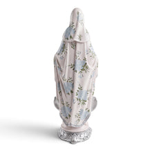 Cargar imagen en el visor de la galería, Vista trasera de la figura Llena de Gracia de la Virgen de la Medalla Milagrosa en resina con estampado de claveles