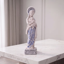 Cargar imagen en el visor de la galería, figura de la virgen maria con flores azules