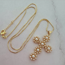 Load image into Gallery viewer, Cadena Cruz Floreada, baño en Oro 18k
