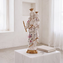 Load image into Gallery viewer, Virgen María Auxiliadora elaborada en decoupage, con flores
