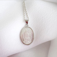 Load image into Gallery viewer, Cadena Virgen de Guadalupe, Pequeña. Madre Perla y Plata
