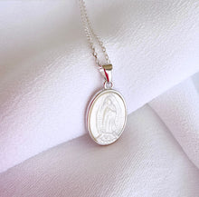 Load image into Gallery viewer, Cadena Virgen de Guadalupe, Pequeña. Madre Perla y Plata
