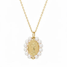 Cargar imagen en el visor de la galería, Cadena dorada con medalla ovalada del Divino Niño Dios rodeada de perlas blancas, vermeil de oro 18k
