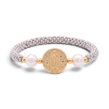 Cargar imagen en el visor de la galería, pulsera con dije de Virgen de Guadalupe en oro 18k y perlas de agua dulce.
