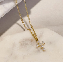 Cargar imagen en el visor de la galería, Mini cruz de perlas, Oro 18k
