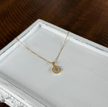 Cargar imagen en el visor de la galería, Mini cruz circular, Oro 14k
