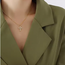 Load image into Gallery viewer, Cruz de Perlas Pequeña Oro 14k | Llena de Gracia Ecuador
