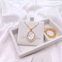 Cargar imagen en el visor de la galería, Guadalupe, Perla y Oro 18k
