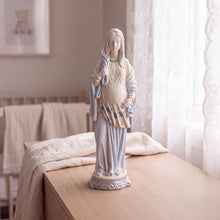 Cargar imagen en el visor de la galería, Virgen de la Dulce Espera Lirio
