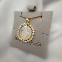 Cargar imagen en el visor de la galería, Virgen Maria Auxiliadora, Madre perla y Oro18k
