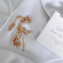 Cargar imagen en el visor de la galería, Rosario Camelia Oro 18k | Llena de Gracia Ecuador
