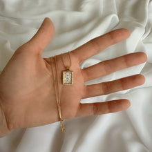 Load image into Gallery viewer, Cadena con Mini Escapulario Sagrado Corazón,  Madre Perla y Baño de Oro 14K
