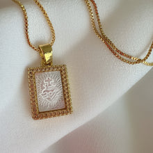 Load image into Gallery viewer, Cadena con Mini Escapulario Sagrado Corazón,  Madre Perla y Baño de Oro 14K
