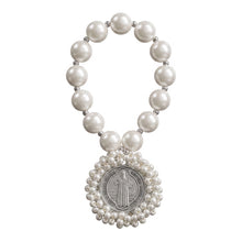 Load image into Gallery viewer, Bendición de hogar con medalla de San Benito bordada en perlas, de Llena de Gracia
