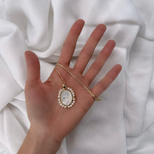 Load image into Gallery viewer, Cadena con dije Espíritu Santo en Madre Perla y Oro 14k, bordado en perlas
