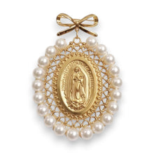 Load image into Gallery viewer, Bendición de cuna con medallón de la Virgen de Guadalupe con acabado en oro, de Llena de Gracia
